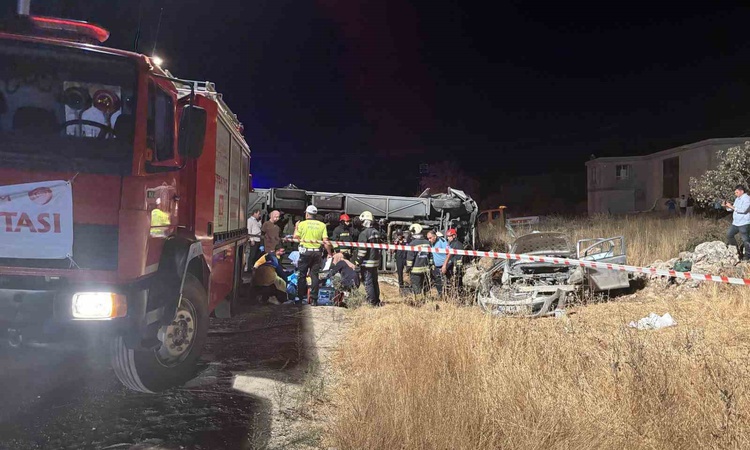 Gaziantep Nurdağı'nda minibüs ile otomobil çarpıştı, 5 kişi öldü, 13 kişi yaralandı ve Merak Edilenler