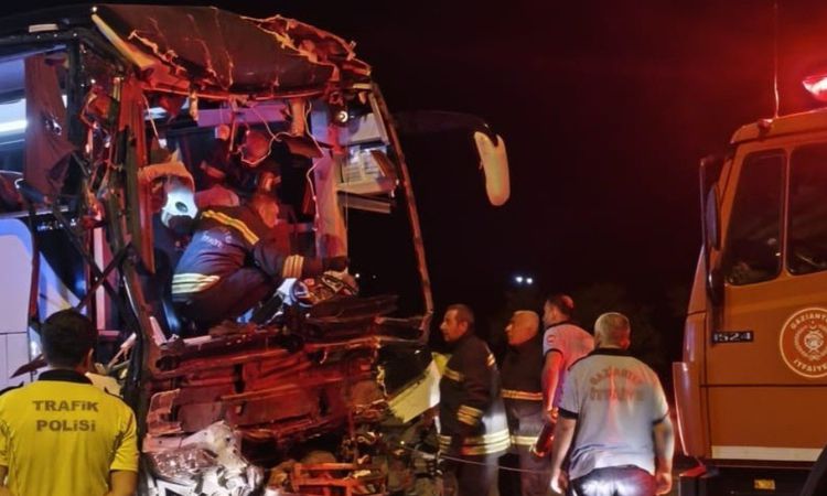 Gaziantep'te Otobüs-Tır Çarpışması: 2 Ölü, 22 Yaralı - Haberleri: Gelişmeler Takip Ediliyor