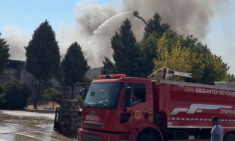 Gaziantep'te tekstil fabrikasında alevler: 12 saatte söndürüldü - Son Dakika Haberleri: Gelişmeler Takip Edili