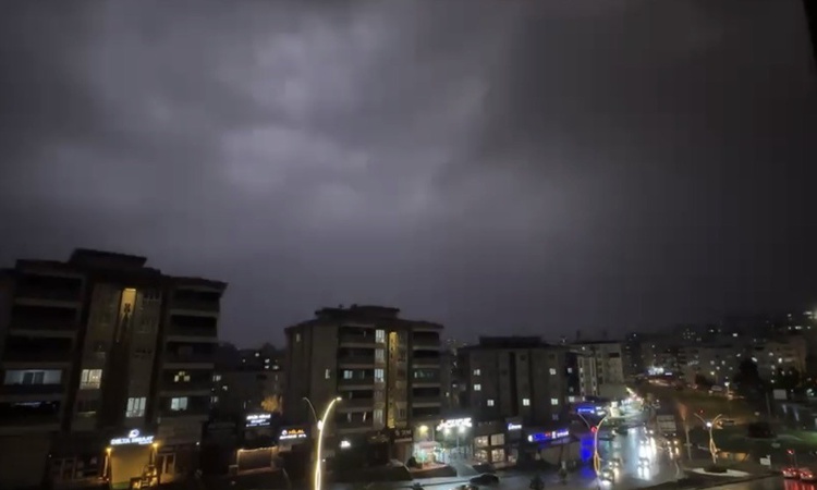 Gaziantep'te yaklaşık 1 saat süren şimşek fırtınası geceyi gündüze çevirdi ve Merak Edilenler