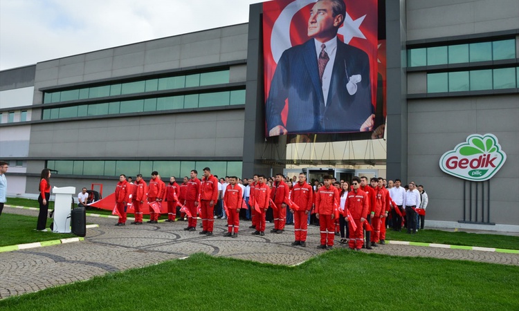 Gedik Piliç Cumhuriyet'in 103. yılını çalışanlarıyla fabrikasında kutladı