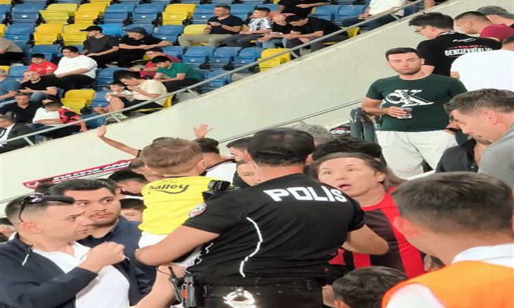 Gündemden Son Bilgiler: Gençlerbirliği-Fenerbahçe maçında formayı çıkartılan çocuğa sert yanıt gösteren şüphel