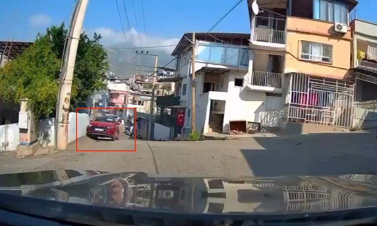 Gündemden Son Bilgiler: Geri Vites Kazası: Otomobil Evin Duvarına Çarptı - Son Dakika Haberleri: Gelişmeler Ta