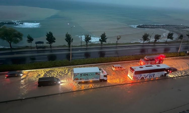 Giresun'da sağanak sahil yolunu su altında bıraktı - Son Dakika Bilgileri