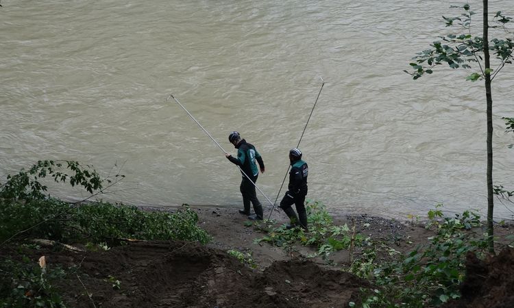 Gündemden Son Bilgiler: Giresun'da selde kaybolan öğretmen ve yeğeni aranıyor - Son Dakika