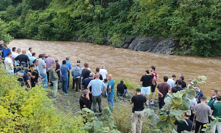 Gündemden Son Bilgiler: Giresun'da sele kapılan bir kız ölü bulundu, annesi ve kız kardeşi aranıyor - Son Daki