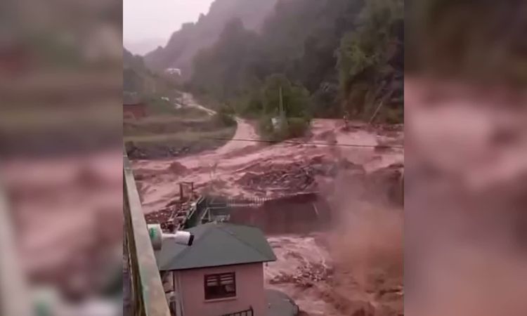 Kritik Açıklama: Giresun'da şiddetli yağış sele yol açtı: 2 kayıp, yollar kapandı - Son Dakika
