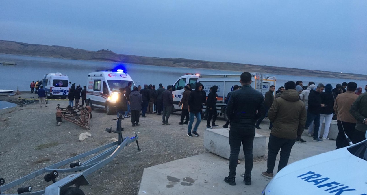 Gölde can pazarı: Alabora olan teknedeki 4 kişi kurtarıldı, 1 kişi aranıyor - Son Dakika: Gelişmeler Takip Edi