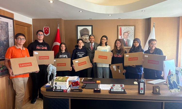 Gömeç'te Kaymakam Mahir, fen liselerini kazanan 11 öğrenciye bilgisayar hediye etti ve Merak Edilenler