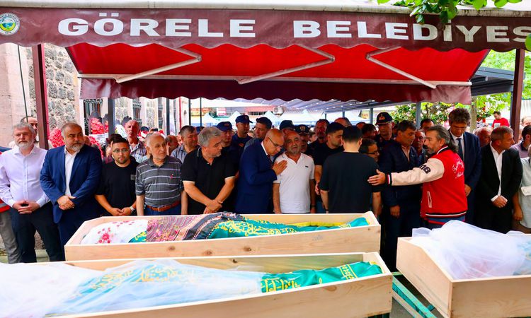 Sıcak Gündem: Görele'de Piknik Faciası: Anne ve İki Kızı Son Yolculuğuna Uğurlandı - Son Dakika - Son Dakika B