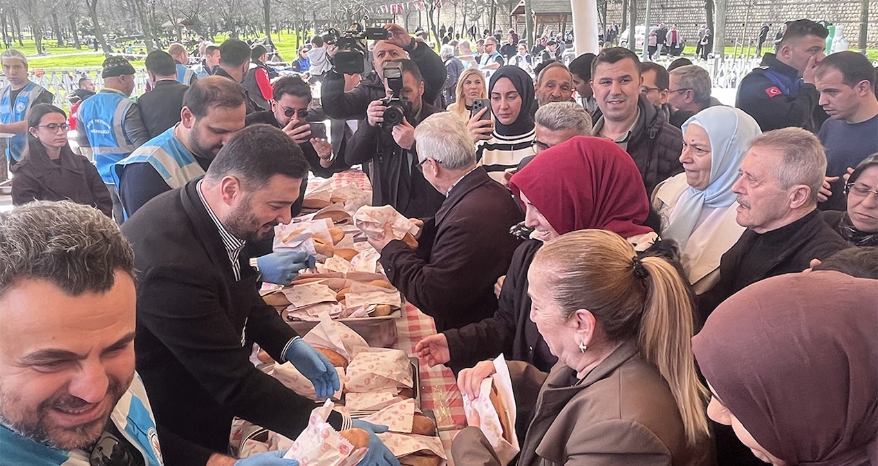 Kritik Açıklama: Gören kuyruğa girdi, 5 ton sucuk ekmek saatler içinde tükendi - Son Dakika Haberleri: Gelişme