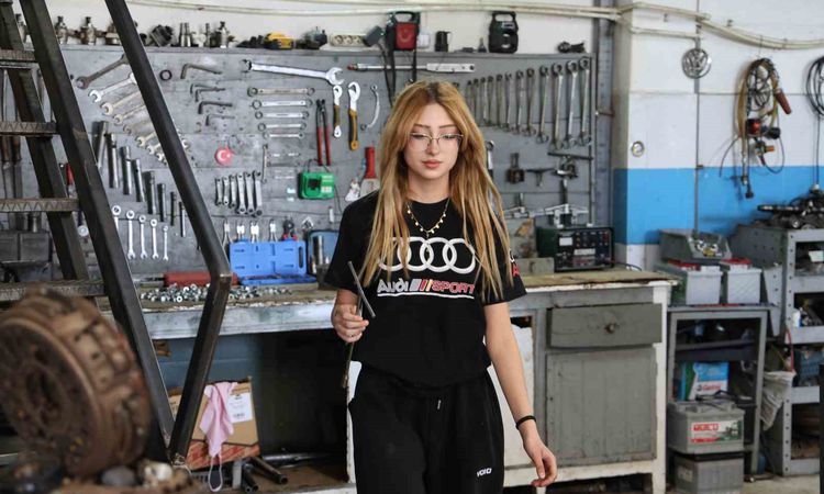 Görenler şaşırıyor, sanayinin kız çırağı takdir topluyor - Son Dakika ve Merak Edilenler
