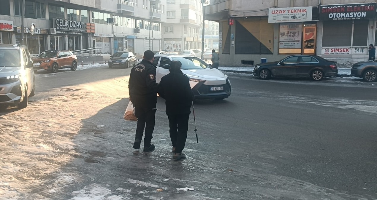 Gündemden Son Bilgiler: Görme engelli vatandaşın imdadına polis yetişti: O anlar kamerada - Son Dakika | İşte