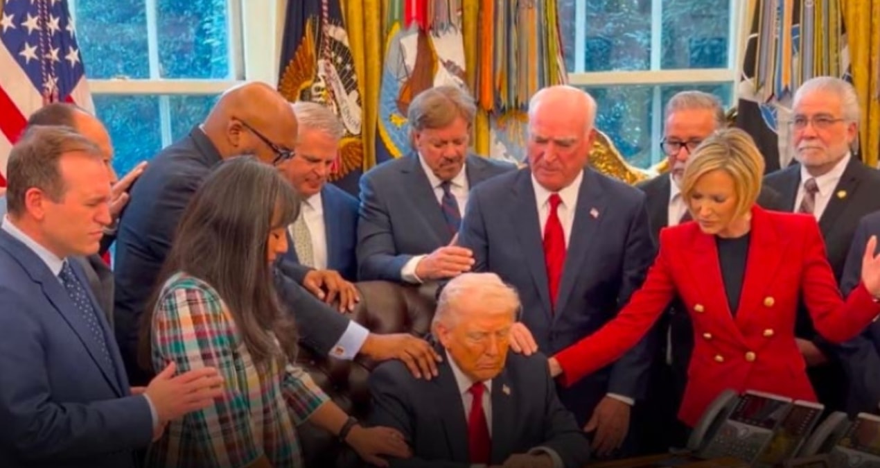 Ayrıntılar Netleşti: Bu görüntüler Trump'ın Beyaz Saray'daki odasından! Gözlerini kapatıp dokunarak dua ettile
