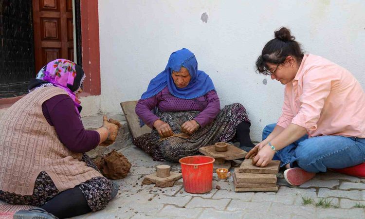 Son Gelişme: Gümüşhane’de 70 yaşındaki çömlek ustalarının emeği seramik sanatına ilham oldu - Son Dakika Haber