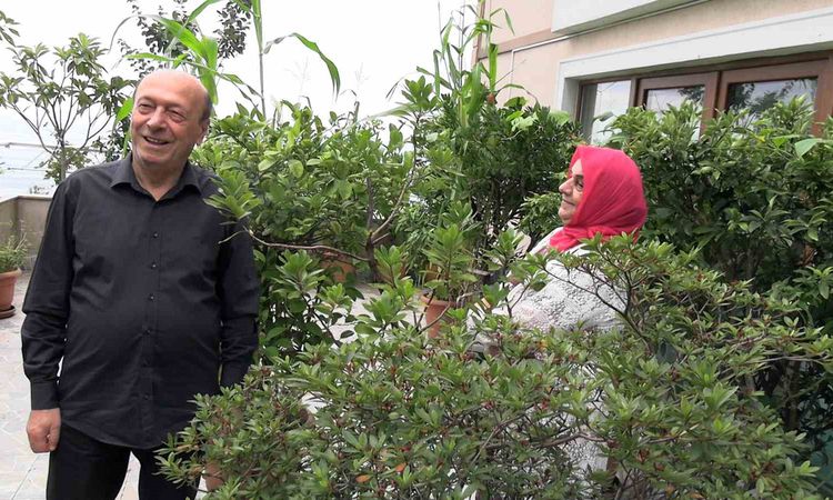 Gündemden Son Bilgiler: 102 saksıyla köy hayatını apartman balkonuna taşıdılar - Son Dakika Bilgileri