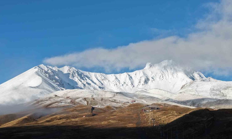 Gündemden Son Bilgiler: 3 bin 917 rakımlı Erciyes Dağı'nın yüksek kesimlerine kar yağdı, zirve beyaza büründü