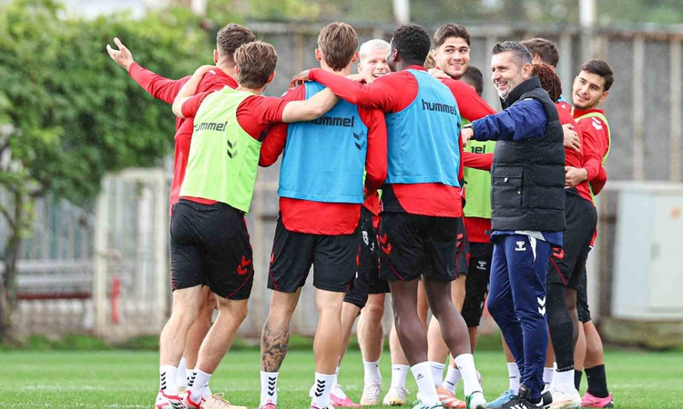 Gündemden Son Bilgiler: 5 maçtır kaybeden Samsunspor, Bjelica ile Kasımpaşa hazırlığında neşeli görüntü verdi