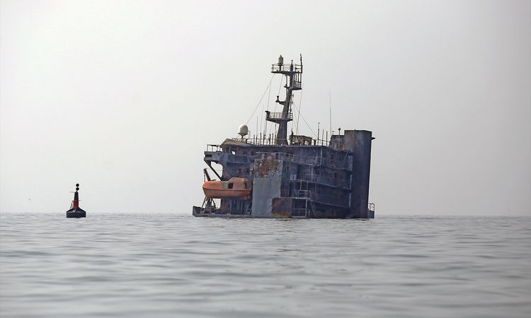 Gündemden Son Bilgiler: AA ekibi, Bender Abbas kenti açıklarında ABD tarafından vurulan İran Donanmasına ait g