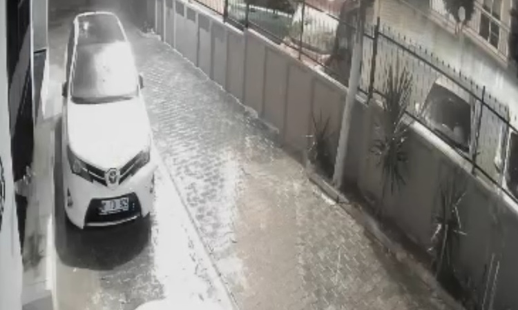 Gündemden Son Bilgiler: Adana Çukurova'da gençler sokakta havai fişek patlattı, balkon ve araçlar zarar gördü