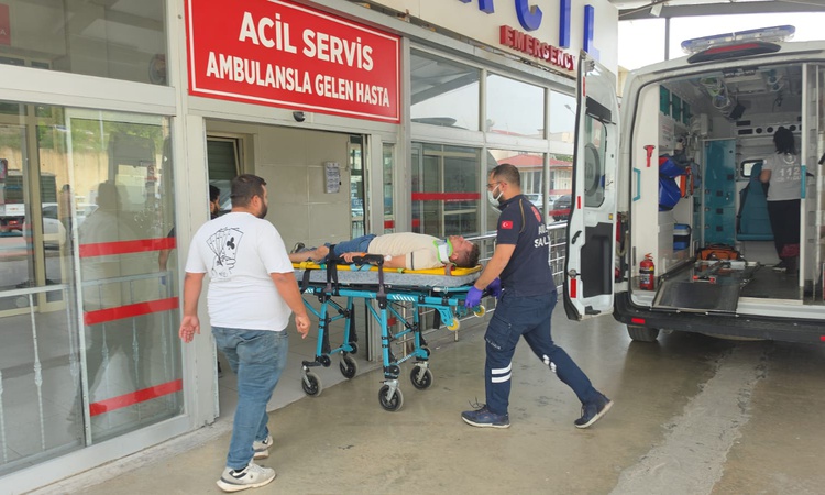 Gündemden Son Bilgiler: Adana Kozan'da otomobille çarpışan motosikletteki çift yaralandı, kaza kamerada - Son