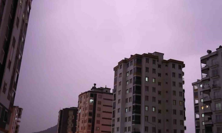 Gündemden Son Bilgiler: Adana Kozan'da şimşekler geceyi gündüze çevirdi, MGM sel ve yıldırım için uyardı | İşt