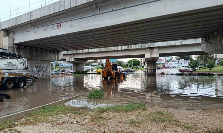Gündemden Son Bilgiler: Adana'da sağanak ve rüzgar etkili oldu, Valilik alt geçidi trafiğe kapandı | İşte Tüm