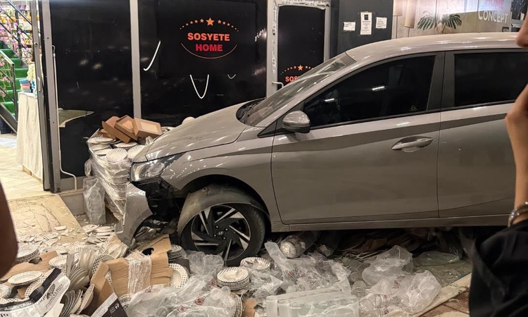 Gündemden Son Bilgiler: Adana Sarıçam'da iki otomobil aynı mağazaya peş peşe girdi, kazada 2 kişi yaralandı