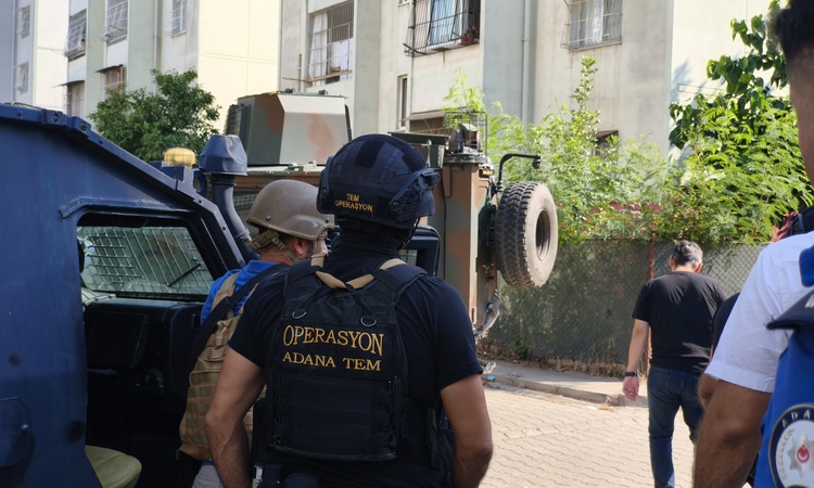 Gündemden Son Bilgiler: Adana Yüreğir'de polis baskınında şüpheli, el bombası iddiasıyla eve kapandı - Son Dak