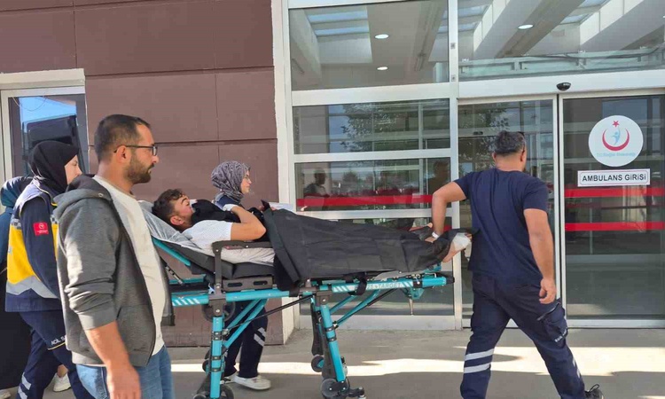 Gündemden Son Bilgiler: Adıyaman Besni'de motosiklet hafif ticari araca çarptı, 1 kişi yaralandı ve Merak Edil