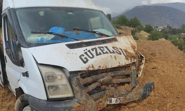 Gündemden Son Bilgiler: Adıyaman Gerger'de minibüs şarampole girdi, sürücü ve bazı yolcular hafif atlattı.