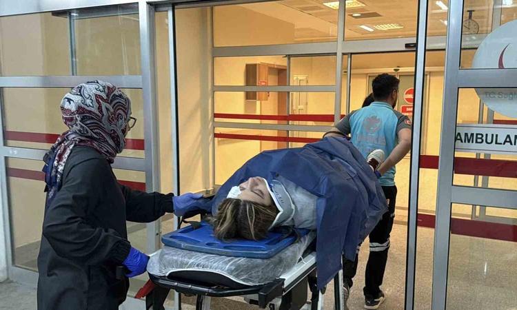 Gündemden Son Bilgiler: Adıyaman'da iki otomobil ile motosikletin çarpıştığı kazada 2 kişi yaralandı ve Merak