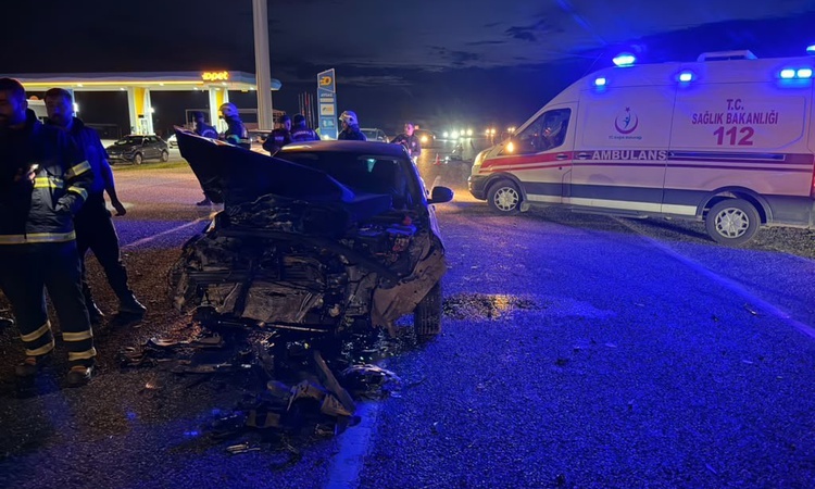 Gündemden Son Bilgiler: Adıyaman Kahta'da otomobil ile kamyonet çarpıştı, 1'i ağır 4 kişi yaralandı ve Merak E