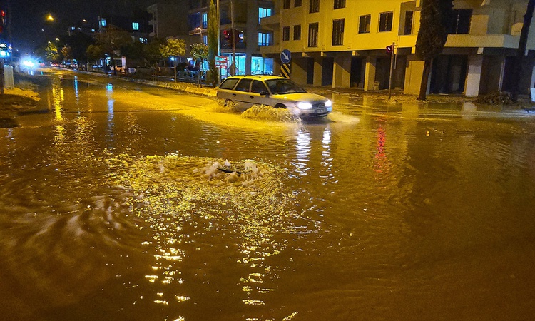 Gündemden Son Bilgiler: Adıyaman'da sağanak akşam etkisini artırdı, bazı ev ve iş yerlerini su bastı - Son Dak