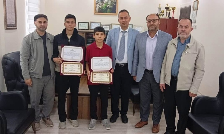 Gündemden Son Bilgiler: Afyonkarahisar Bolvadin'de 2 hafız öğrenciye icazet belgeleri törenle verildi ve Merak
