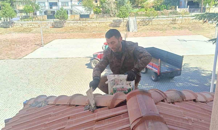 Gündemden Son Bilgiler: Afyonkarahisar Bolvadin'de mahalle muhtarı okulun çatısını ücretsiz onardı | İşte Tüm