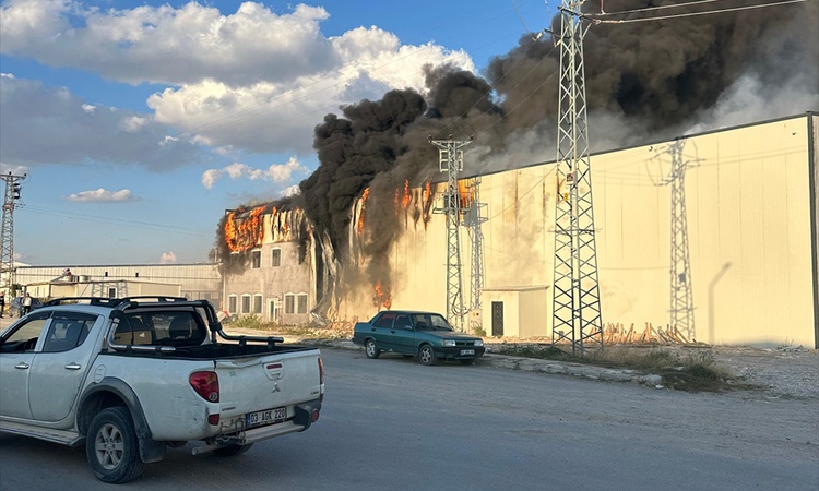 Gündemden Son Bilgiler: Afyonkarahisar Emirdağ'da mantar fabrikasındaki yangın söndürülmeye çalışılıyor - Son