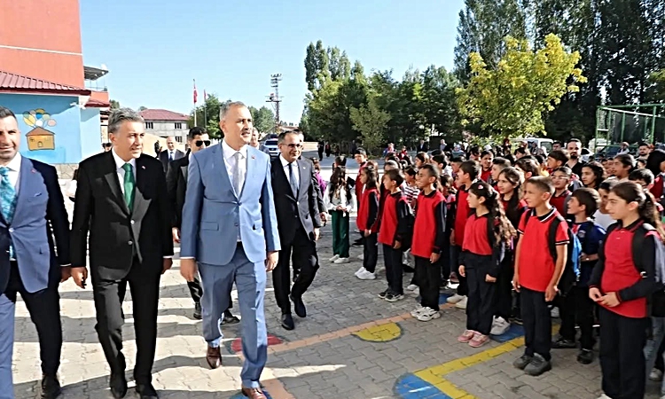 Gündemden Son Bilgiler: Ağrı’da ilk Ders Zilini Vali Bozkurt Çaldı; 973 okulda 126 bin 898 öğrencinin ders baş