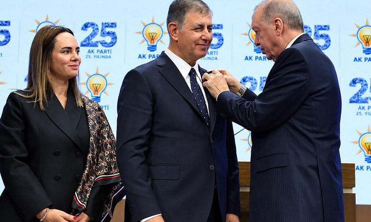 Gündemden Son Bilgiler: AK Parti rozeti takan Cemil Tugay'dan tepkileri dindirecek müjde ve Merak Edilenler