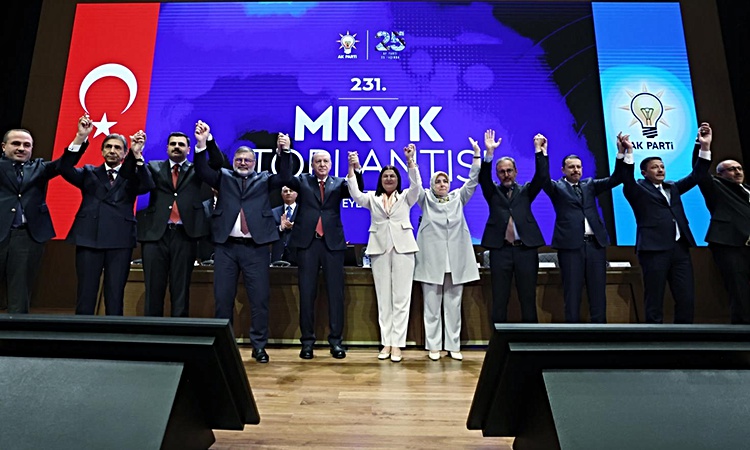 Gündemden Son Bilgiler: AK Parti'ye geçen Foça Belediye Başkanı Saniye Bora Fıçı'dan ilk açıklama: Tek önceliğ