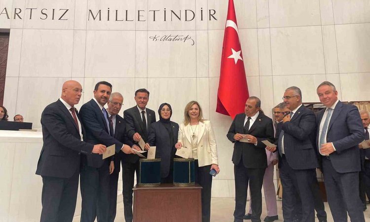 Gündemden Son Bilgiler: AK Partili Hatipoğlu, Kızılay Kanunu görüşmelerinde iki KVKK üyeliği için oy kullandı