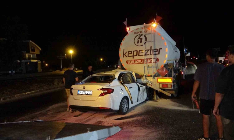Gündemden Son Bilgiler: Akaryakıt tankerine ok gibi saplanan otomobil, tankerin yakıtının boşaltılmasıyla çıka