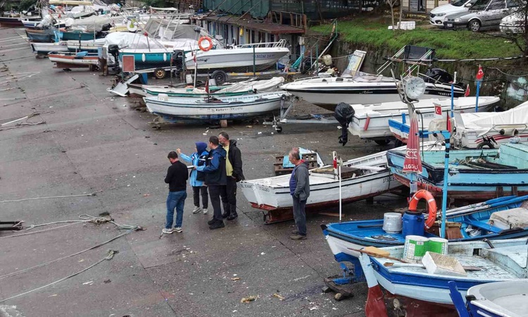 Gündemden Son Bilgiler: Akçakoca'da fırtınada parçalanan 4 tekne için Tarım ekipleri hasar tespiti yaptı ve Me