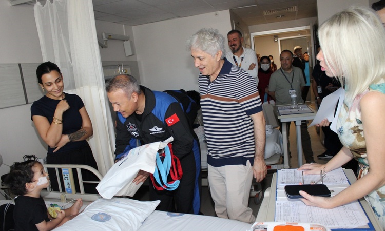 Gündemden Son Bilgiler: Akdeniz Üniversitesi'nde 11 astronot kanser tedavisi gören çocuklara moral verdi - Son