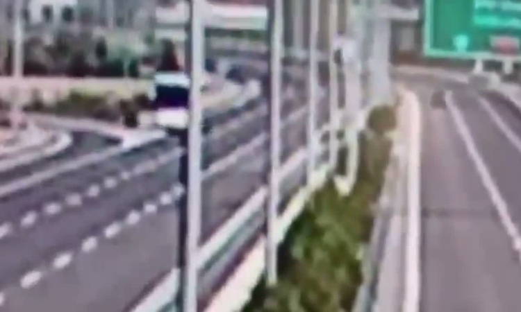 Gündemden Son Bilgiler: Akhisar'da 11 ölümlü kaza anı görüntülendi, tur otobüsü geri giderken tıra çarptı ve M