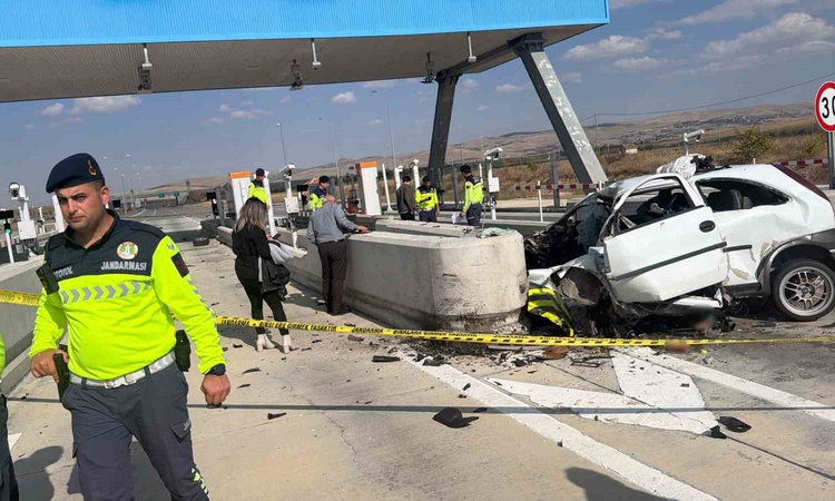 Gündemden Son Bilgiler: Aksaray'da gişeye girmek isteyen otomobil beton bariyerlere çarptı, sürücü öldü | İşte