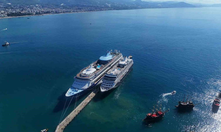 Gündemden Son Bilgiler: Alanya'ya iki kruvaziyerle 2 bin 400 turist geldi, gelenlerin çoğu İngiliz ve ABD'li |