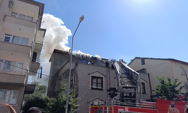 Gündemden Son Bilgiler: Amasya'da çatı yangını kontrol altına alındı