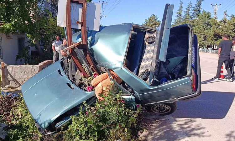 Gündemden Son Bilgiler: Amasya'da direğe çarpan otomobil ikiye ayrıldı! Sürücünün kediye çarpmamak için direks