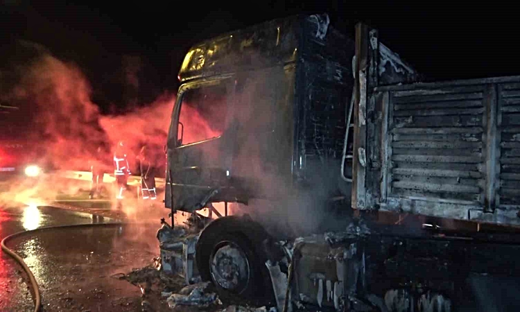 Gündemden Son Bilgiler: Amasya'da gübre yüklü tır yanarak kullanılamaz hale geldi, sürücü kurtuldu: Gelişmeler